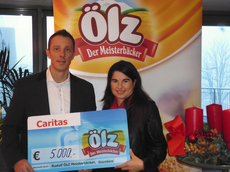 Regina Nopp wurde der Scheck von Bernhard Ölz überreicht.  Foto: Ölz