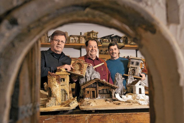 Reinhard Feiersinger, Josef Hagen und Franz Ammann zeigen voller Stolz wunderschöne Krippen. Foto: VN/Hartinger