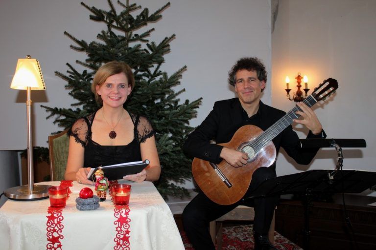 Renate Bauer und Alexander Swete gestalten auch in diesem Jahr den traditionellen „Schloss Hofener Advent“.foto: bms
