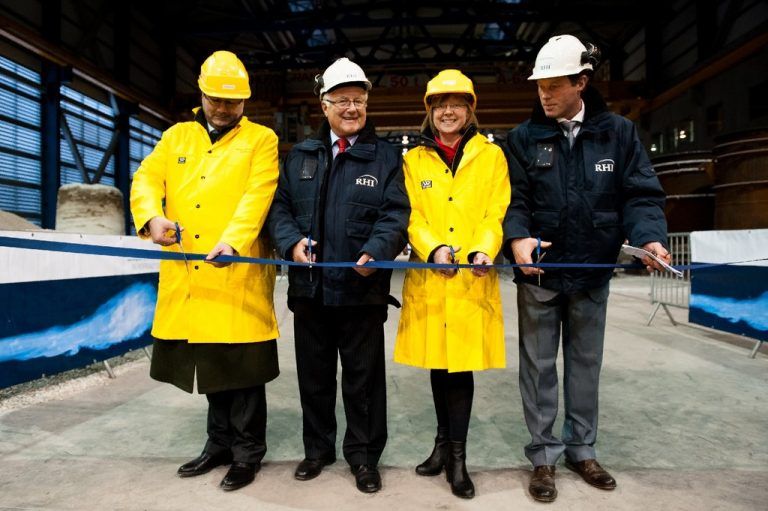 RHI-Chef Franz Struzl (zweiter von links) war bei der Eröffnung noch guter Dinge.  Foto: RHI  