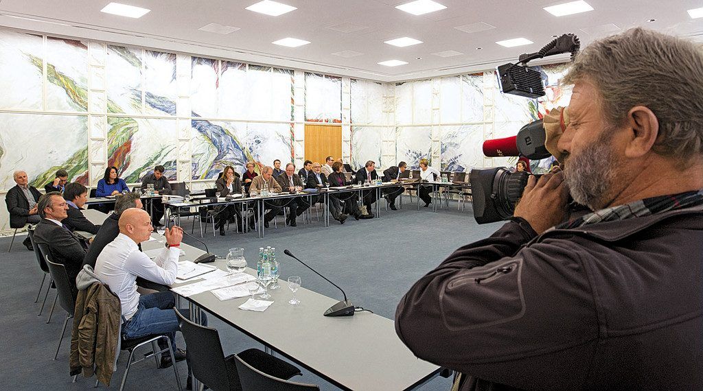 Opposition gibt sich empört über die Vorgänge im Sportservice. Zweite Sitzung geplant.