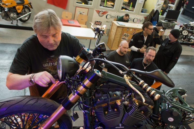 Robert Triebe schraubt vor Publikum. Die „Bike Schmiede“ stellt aber auch selber Teile her. fotos: vn/hartinger