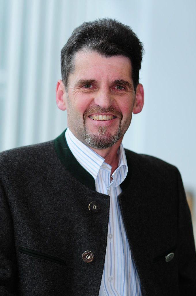 Rudi Jussel, FPÖWir Freiheitlichen haben immer wieder vor überzogenen ökologischen Standards im Rahmen der Wohnbauförderung gewarnt und uns dafür eingesetzt, dass die Leistbarkeit des Wohnens wieder mehr in den Mittelpunkt gerückt wird. Mit den heute beschlossenen Wohnbauförderungsrichtlinien sind wir diesem Ziel ein Stück näher gekommen. Wir konnten weiters durchsetzen, dass die für 2014 und 2015 geltenden Richtlinien von ihrem Grundsatz her vereinfacht und somit für die Bauwerber nachvollziehbarer gestaltet werden.