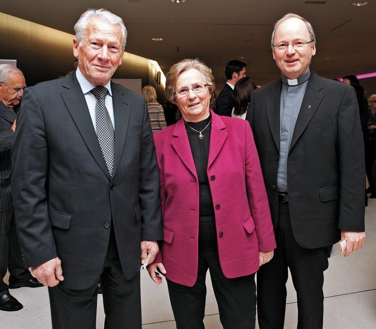 Rudi (l.) und Wilma Sohm mit Diözesanadministrator Benno Elbs.