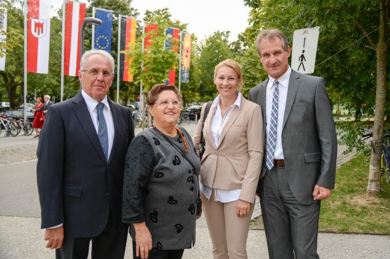 Russ-Preis-Träger Günter Lampert mit Juliane sowie Manuela und Markus Linhart (v. l.).