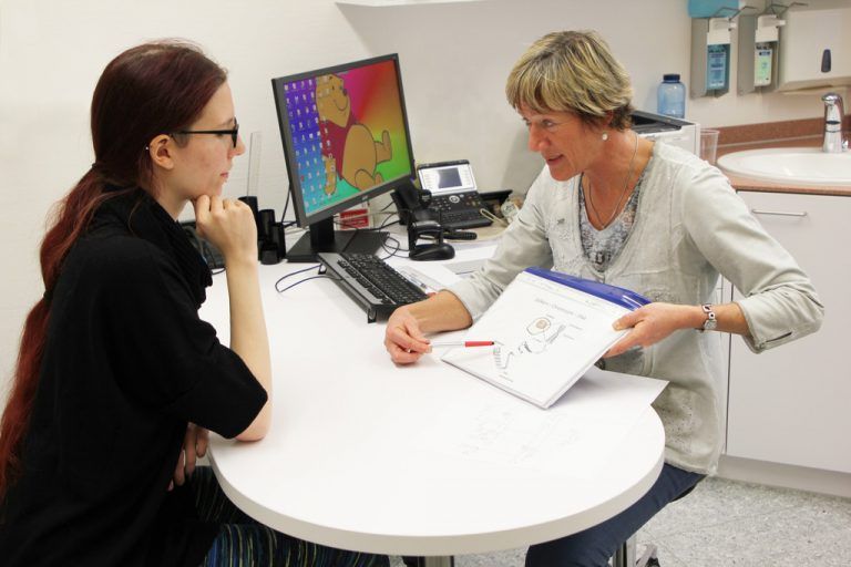 Sabine Rudnik-Schöneborn (r.) von der MedUni Innsbruck berät Vorarlberger Patienten, wenn es um Fragen der Genetik geht. khbg