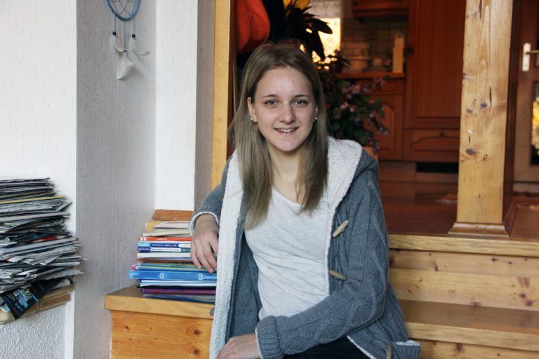 Sabrina Eberharter, 18, BregenzLerncafé in DornbirnEigentlich wollte Sabrina für ein Jahr ins Ausland, was aber letztlich nicht geklappt hat. Um jedoch ihre Zeit bis zum Studienantritt im kommenden Jahr sinnvoll zu nützen, ist sie seit Oktober im Dornbirner Lerncafé der Caritas ehrenamtlich engagiert. „Dreimal in der Woche, also Dienstag, Mittwoch und Donnerstag, bin ich von 13.30 bis 17 Uhr im Lerncafé in Dornbirn“, erzählt die 18-jährige sympathische Bregenzerin. Bis um circa 15.30 Uhr lernt sie mit den Kindern, steht ihnen bei den Hausaufgaben bei und unterstützt sie vom Rechnen bis zum Gedicht auswendig lernen. Im Lerncafé sind Kinder von acht bis 14 Jahren. „In Gruppen aufgeteilt hat dann jeder drei bis sechs Kinder zu betreuen. Um 16 Uhr machen wir zusammen eine gesunde Jause, die wir mit den Kindern, die ihre Hausaufgaben erledigt haben, zusammen herrichten.“ Danach wird ausgiebig gespielt.„Eine Herausforderung war, die Kinder für zwei Stunden zu motivieren, dass sie ihre Hausaufgaben konzentriert erledigen und bei der Sache bleiben. Aber das klappt“, erzählt Eberharter, die im Vorfeld als Jungscharleiterin in der Pfarre Mariahilf mit Kindern zusammen gearbeitet hat. „Ich finde es schön, wenn man nach kurzer Zeit einen Erfolg erkennen kann. Dann zeigen sie stolz ihre guten Noten oder können den Rechenweg, der ihnen eine Woche zuvor noch Mühe bereitet hat.“