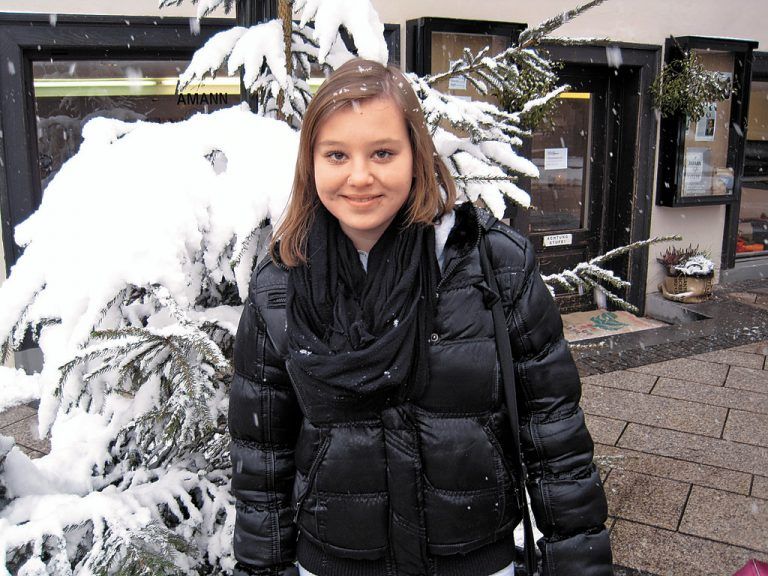 Sabrina Kapper,17, LustenauIch mag es, wenn alles so weiß und weihnachtlich ist. Ich glaube auch, dass der Schnee bis Weihnachten liegen bleibt. Mit den Behinderungen durch den Schnee muss man halt leben.