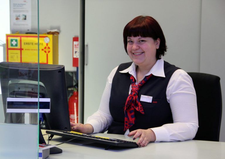 Sabrina Schnetzer (25) arbeitet am ÖBB-Schalter an Heiligabend am Bregenzer Bahnhof. Foto: VN/BEM