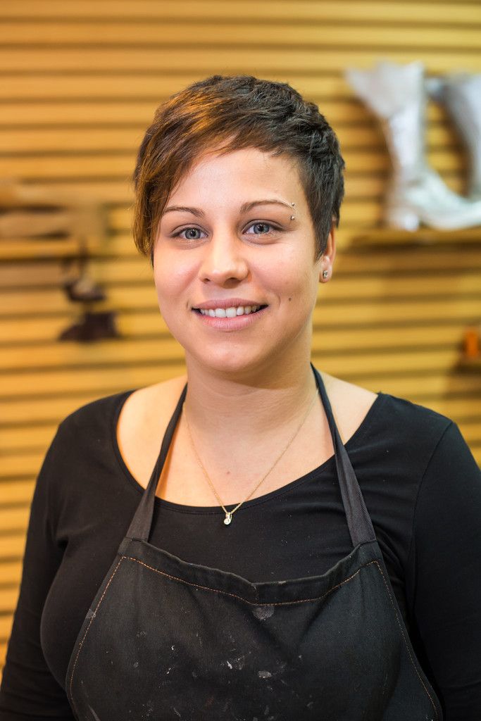 Sabrina Siegl, SchuhmacherinEs macht riesen Spaß, mit den Händen etwas Kreatives zu fertigen, worüber andere Menschen ebenfalls eine große Freude haben. Außerdem arbeiten wir in einem angenehmen Teamwork.
