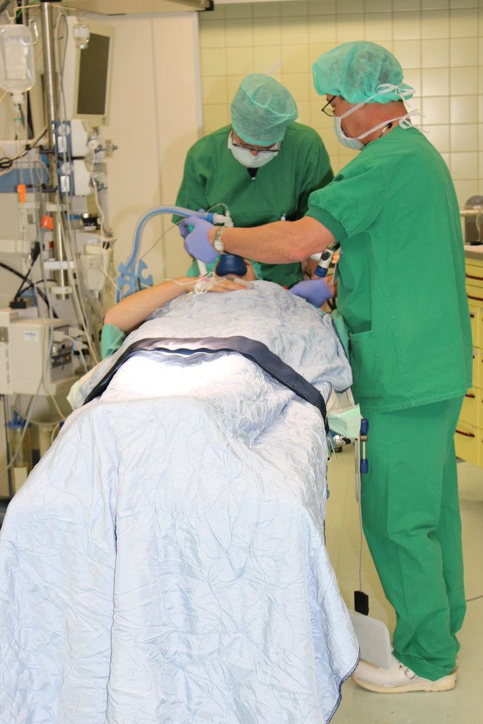 Sandra Lehmann wird auf die Operation vorbereitet.