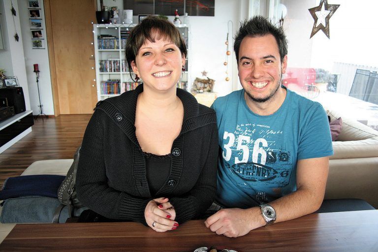 Sarah und Michael Bührle in ihrem Heim: „Sie müssen entschuldigen“, sagt Sarah, „ich bin ein Weihnachtsfreak.“ Foto: VN/Matt