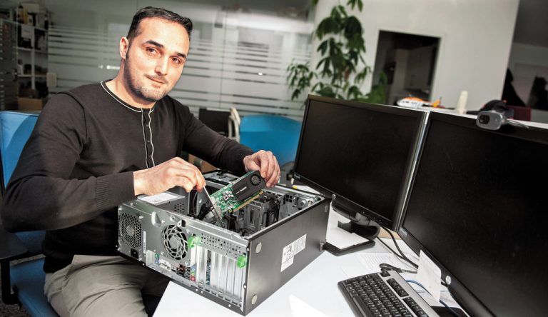 Savas Gülmez ist IT-Techniker im vierten Lehrjahr. Der 35-Jährige findet vor allem an der Computer-Hardware gefallen. FOTOS: BEATE RHOMBERG