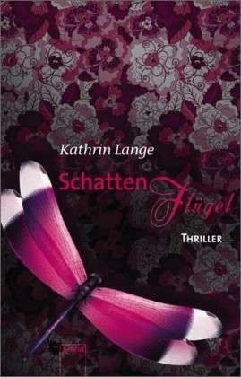 Schattenflügelvon Kathrin Langeab 12 Jahreerschienen bei Arena, ISBN 978-3-401-06794-0, Roman, 270 Seiten, 10,30 EuroInhaltsangabe: Als Kim den mysteriösen Lukas kennenlernt, ahnt sie noch nicht, dass er der Freund ihrer älteren Schwester Nina war, die man vor zwei Jahre tot aufgefunden hat – mit einer schillernden Libelle auf dem Gesicht. Kim verliebt sich in ihn, auch wenn sie immer wieder zweifelt, ob sie ihm trauen kann. Gerade als sie beginnt, sich auf ihn einzulassen, verschwindet erneut ein Mädchen.