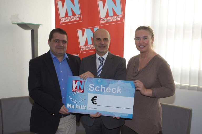 Scheckübergabe für Ma hilft an Verena Daum-Kuzmanovic