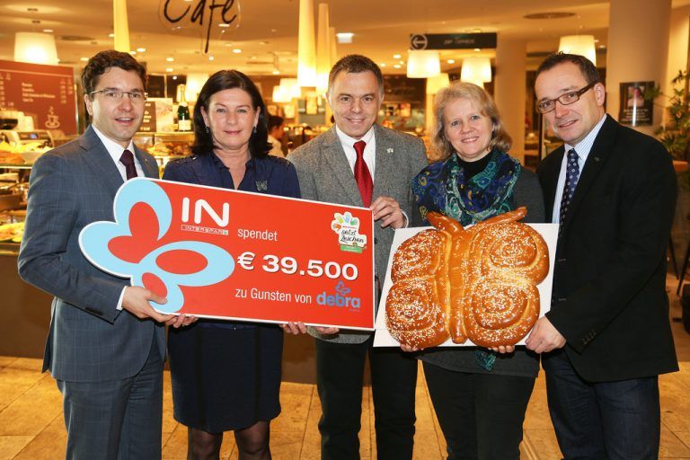 Scheckübergabe von Interspar Österreich an die Debra Foto: Franz Neumayr 27.1.2014