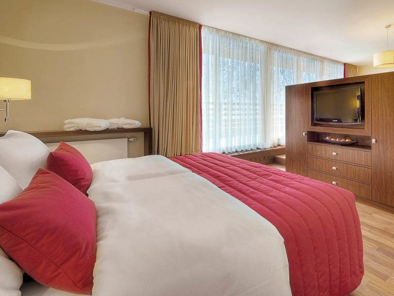 Schlichte Eleganz: Die Zimmer im Alpine Resort Fieberbrunn.