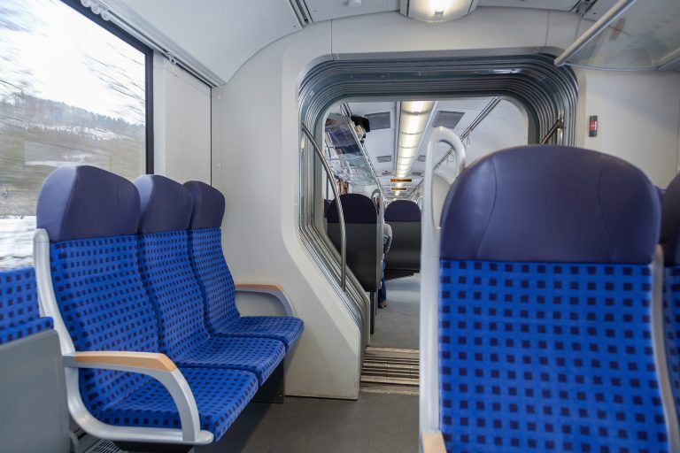 High-Tech-Stoffe für Bahn und Bus stellt Schöpf her. FA