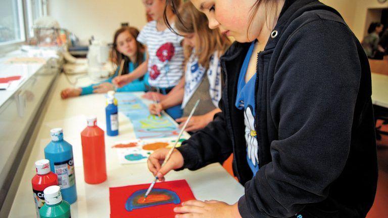 Schüler des Gymnasiums Blumenstraße haben ein Märchen geschrieben und künstlerisch umgesetzt. Foto: Lang