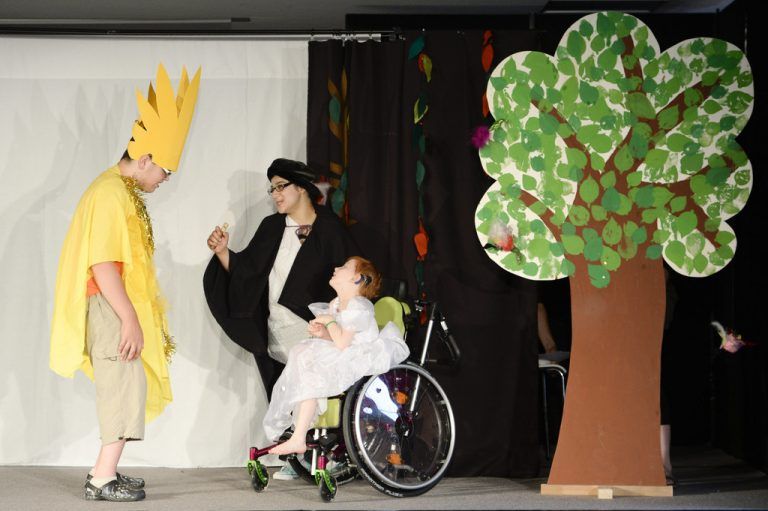 Schulheim Mäder. Da kann Sarastro ja gar nicht anders, als seine Einwilligung zur Hochzeit geben. So hinreißend hat Tamino seine Pamina befreit. Bei Mozarts Musik wurde es mäuschenstill im Saal.