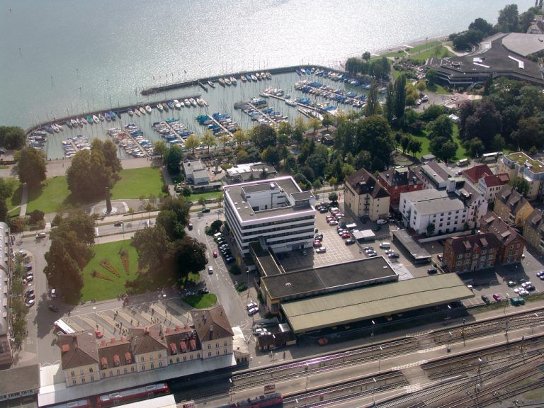 SEE.STATT Friedrichshafen. Im Stadtzentrum aus dem ehem. Postgebäude entwickelt; die derzeitige Struktur ermöglicht eine Erweiterung. Fotos: Prisma» Lage: Bahnhofplatz 1, Friedrichsh.» Infrastruktur: Seminarräumlichkeiten, Poststelle» Grundstücksfläche: ca. 6000 m2» Nutzfläche: 5820 m2» Fertigstellung: Sanierung im Frühjahr 2018 abgeschlossen» Investitionssumme: 8 Mill. EuroErweiterung» Infrastruktur: Veranstaltungsflächen, Gastronomie, Nahversorgungsangebot, Tiefgarage» Grundstücksfläche: ca. 6000 m2» Nutzfläche: 7000 m2» Umsetzung: ab Herbst 2013» Investitionssumme: ca. 20,5 Mill.