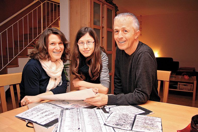 Seine Ahnenreihen hat Günter Steiner in einer alten Zeichenmappe verwahrt: „4c“ verkündet der Deckel. Foto: VN/Matt