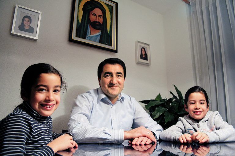 Seinen Töchtern lebt Sarigül religiöse Überzeugungen vor. Das Bild über ihm zeigt Ali, den Schwiegersohn des Propheten. Aleviten sind „die Partei Alis“. Foto: VN/Matt