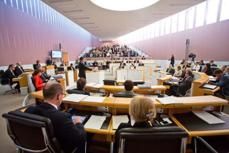 Seit gestern ist auch das Gesamteinkommen der Landtagsabgeordneten transparent – die Politiker stufen sich selbst in insgesamt fünf Einkommenskategorien ein. Foto: vn/steurer