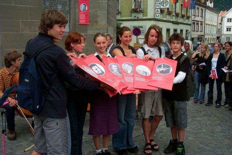 Seit Schülerinnen und Schüler 2002 den Weg gegen das Vergessen eröffnet hatten, haben Ernst Volkmann, Maria Stromberger und andere wieder einen offiziellen Platz im kollektiven Gedächtnis.  Foto: VN/Matt
