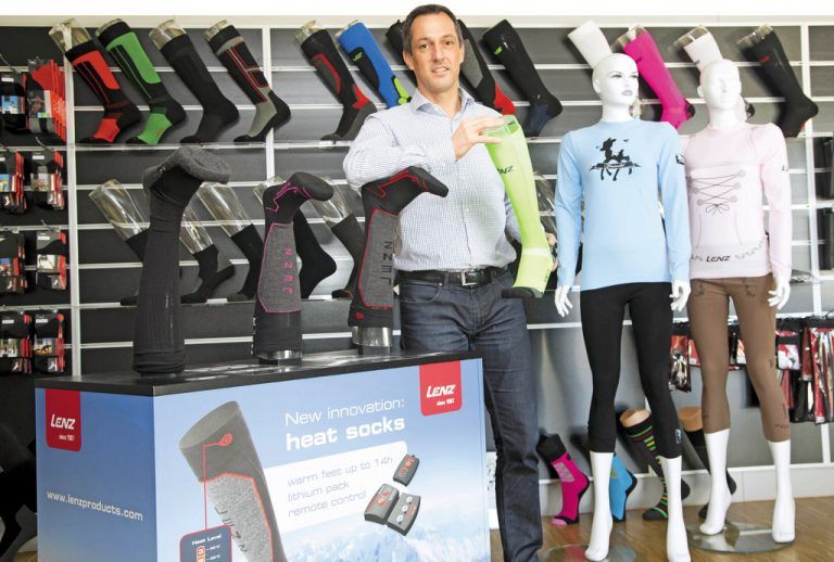 Selbst Socken können Hightech sein: Stefan Lenz ist stolz auf seine beheizbaren Socken. Foto: VN/paulitsch