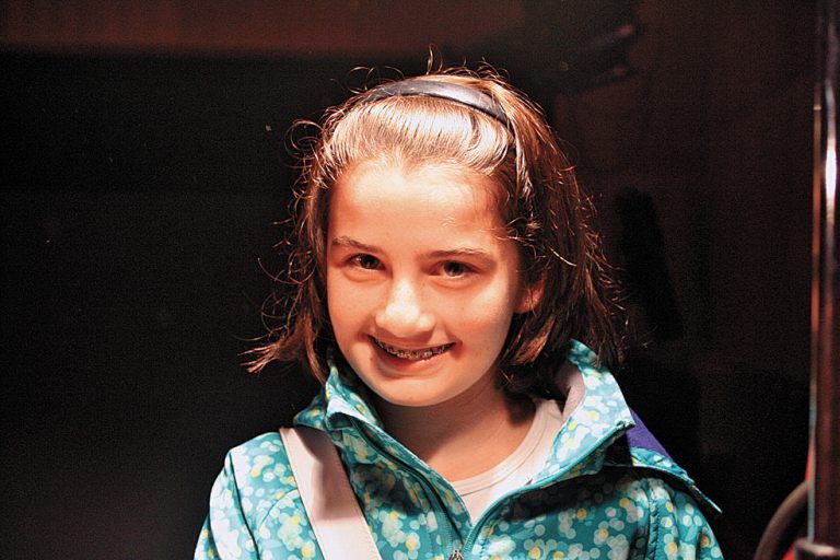 Selina Wimmer, 10 Jahre, VMS Grüt in Schruns. Wir sind gerade den Märchenweg abgegangen, der ist brutal schön. Um 11 Uhr haben wir eine Lesung. Welcher Autor das ist? Weiß ich leider nicht. Aber es soll ein cooler Krimi sein.