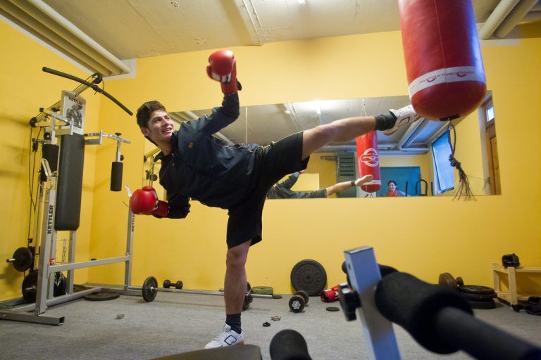 Shohaib (15) trainiert, wann immer er Gelegenheit hat. Sport ist dem Afghanen wichtig. Foto: VN/Steurer