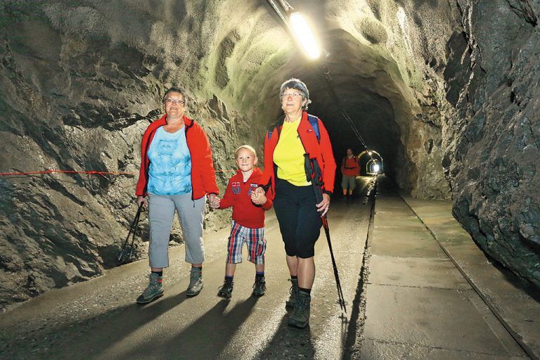 Sicher ist sicher: Herta Oberhauser, Lorenz Gorbach und Ilse Schmid aus Dornbirn bewältigten Hand in Hand den dunklen Tromenierstollen.