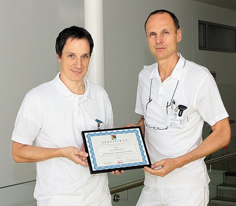 Sind stolz auf das Zertifikat: Primar Dr. Reinhard German (r.) und Dr. Christian Walleczek. KHBG