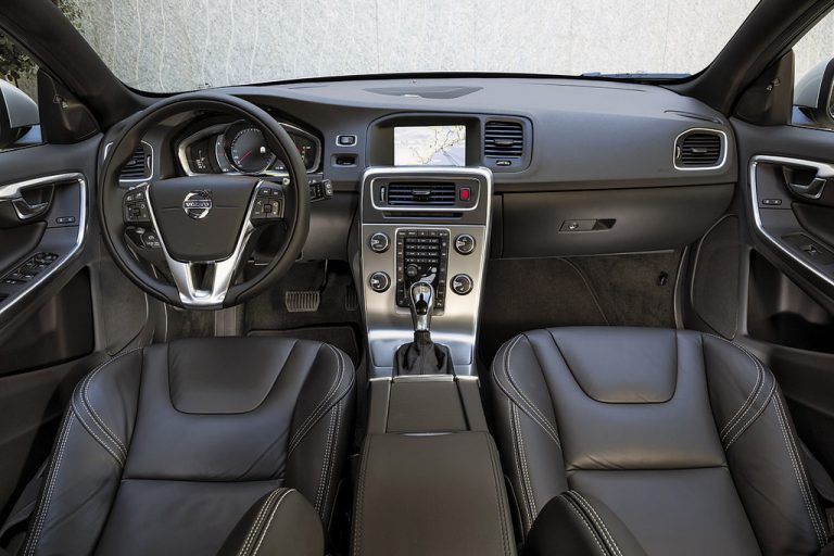 Skandinavisches Design im S60-Cockpit.