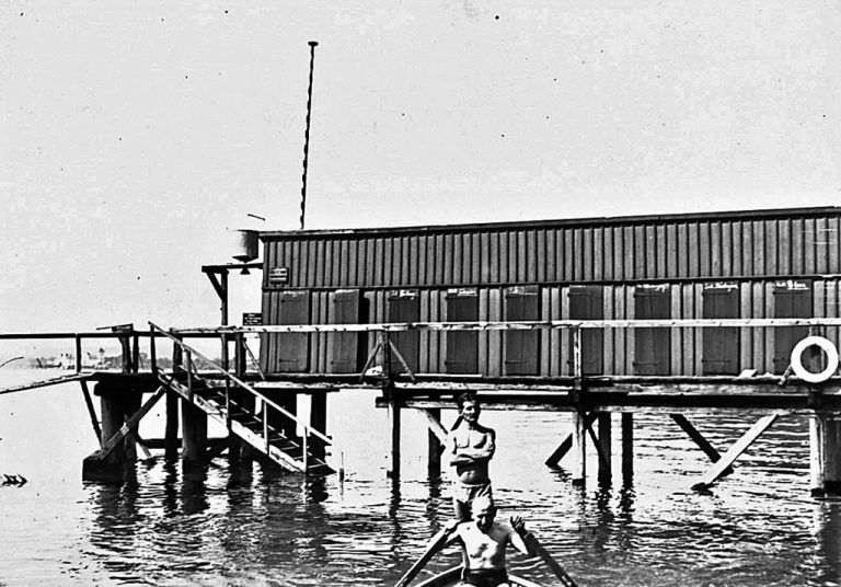 So sah die „Mili“ 1913 aus. Die Herren posieren.