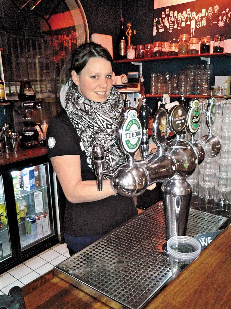 So sehen die liebsten Schichten der 24-Jährigen aus: Hinter der Bar im „Gimle“ die Studenten mit Drinks versorgen. Foto: Privat