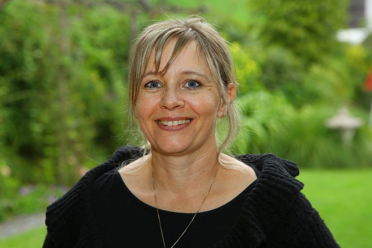 Sonja Haug,BüromitarbeiterinMir gefällt bei uns im Büro, dass wir sehr flexibel arbeiten können. Und obwohl wir viel Arbeit haben, ist das Klima sehr angenehm.