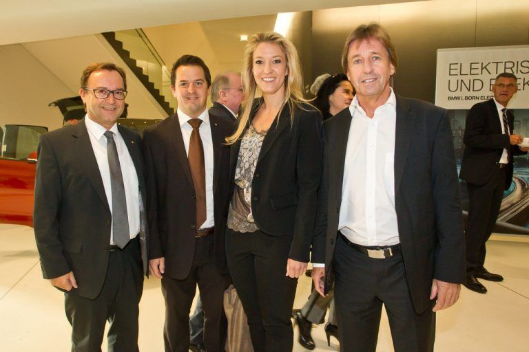 Sparkassen-Vorstand Werner Böhler (l.) mit Jürgen Kessler sowie Evelyn Dorn und Bürgermeister Fritz Maierhofer.