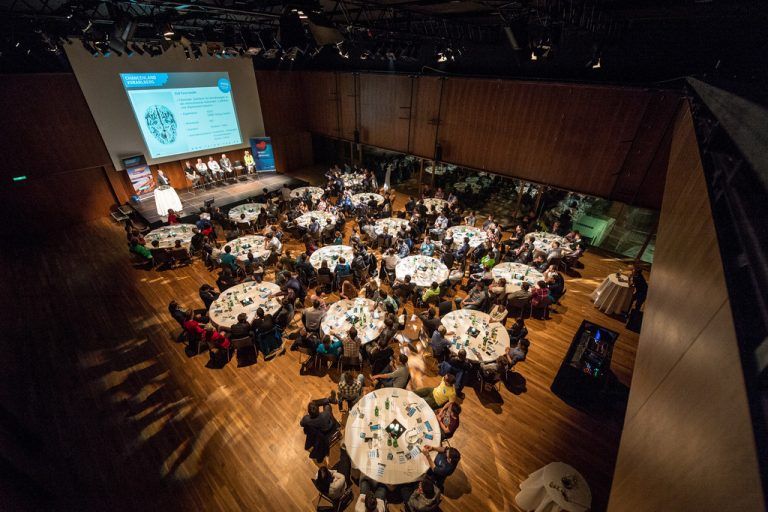 Sportlicher Wettkampf an runden Tischen. Vorarlbergs Techniknachwuchs traf sich im Festspielhaus mit Personalern. Foto: M. Rhomberg
