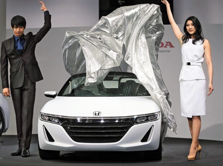 Sportliches MicrocarMit viel Selbstbewusstsein präsentiert Honda in Tokio neue Modelle und Konzepte. Eines davon ist das Microcar S660. Marktstart: 2015.