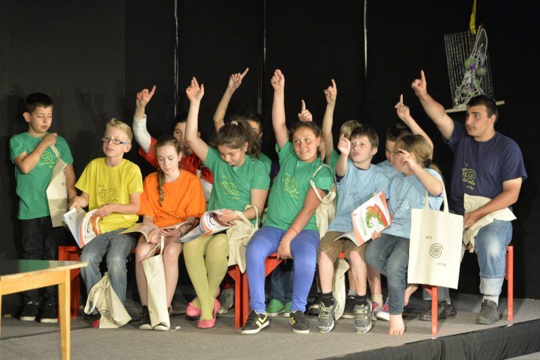 SPZ Rankweil. Die Schüler haben das Stück „Zit lo“ selber erarbeitet. Der Familienmorgen, die Sprechstunde beim Lehrer, und alles kreist um die leidige Frage: Was ist wichtiger? Fußballtraining oder Hausaufgaben?