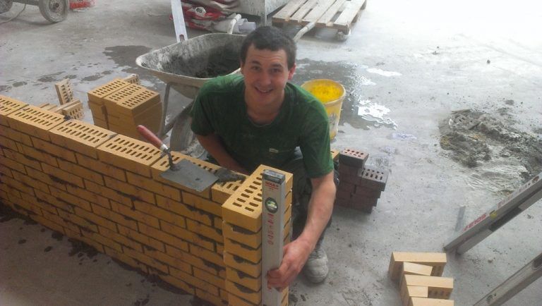Startete in der HTL – doch das berufliche Glück fand er in der Lehre zum Maurer: Berufsolympionike Martin Mittelberger überzeugt mit exaktem Mauerwerk. Foto: Privat