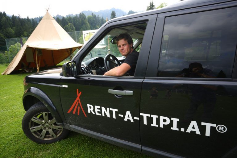 Stellt seine Zelte in ganz Europa auf: Bernhard Felder aus Riezlern ist der Herr der Tipis. Foto: VN/Hartinger