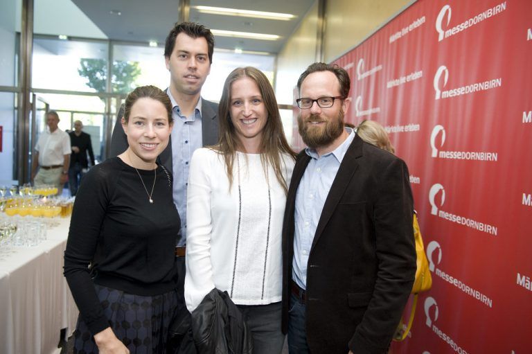 Stephanie Walser (l.) mit Thomas Gabriel sowie Edith Gmeiner mit Remo.