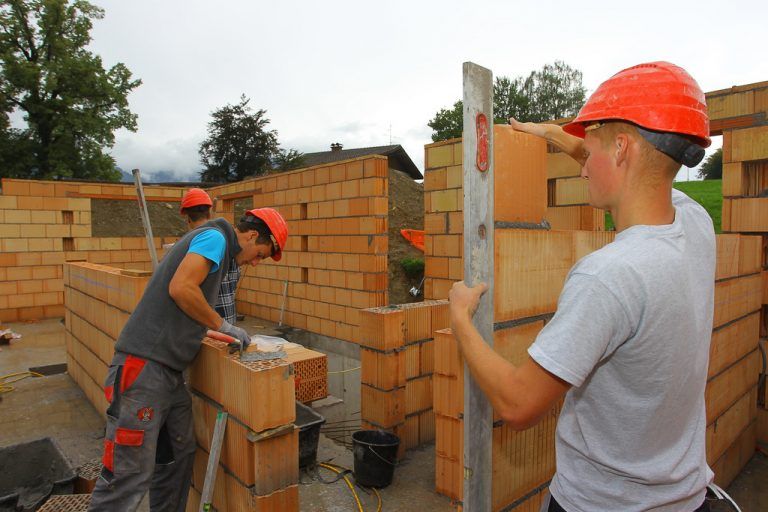 Stimmt das Maß noch? Baumeister und Häuslebauer ächzen unter teuren Vorgaben. Foto: VN/Hofmeister