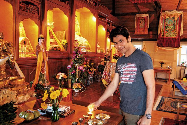 Suman Barua bringt Licht und Wasser als Opfergaben dar. Foto: VN/Matt