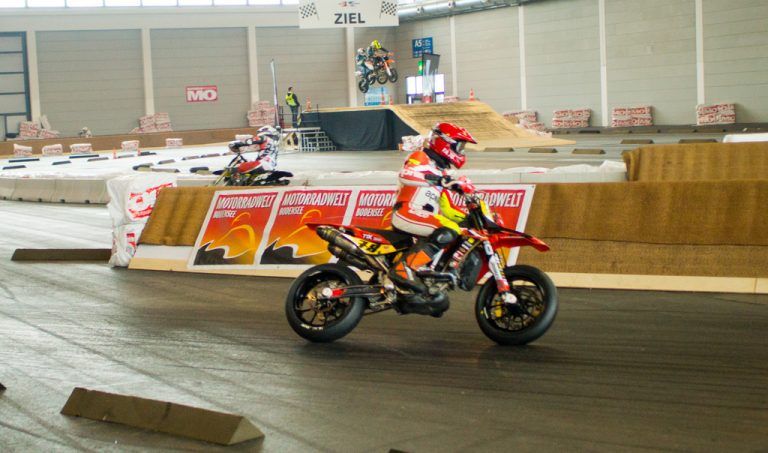 Supermoto-Fahrer jeden Alters lassen es in Halle 5 anständig krachen.