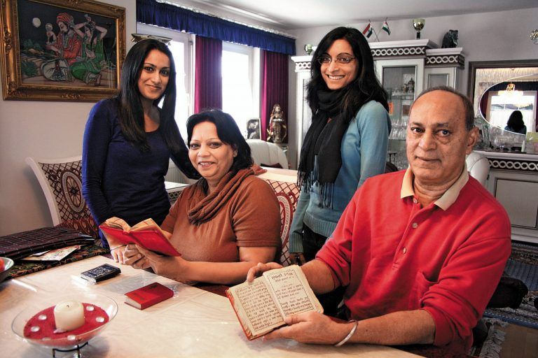 Sweety und ihr Mann Avtar zeigen ihren Töchtern Simmi und Manu Auszüge des heiligen Buchs. Foto: Matt