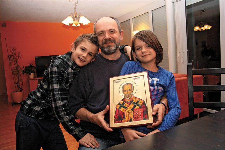 Tamara (10) und Luka (9) hören gern zu, wenn ihr Papa seinen Glauben erläutert. In der Hand hält er die Ikone des Hl. Nikola. Foto: VN/Matt